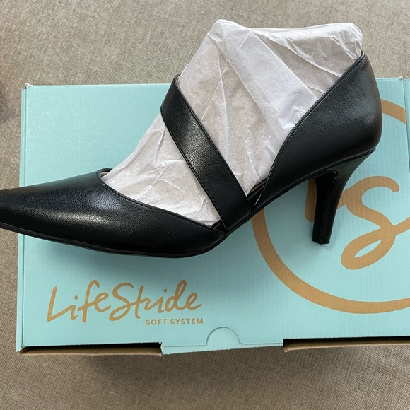 ⭐️Brand New⭐️ LifeStride 8.5M Black Strap Pump - Picture 2 of 7